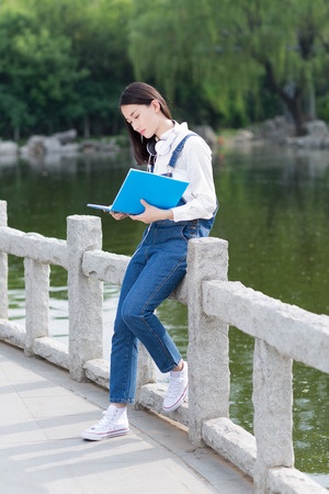 Tampil Feminin dengan Kemeja Denim