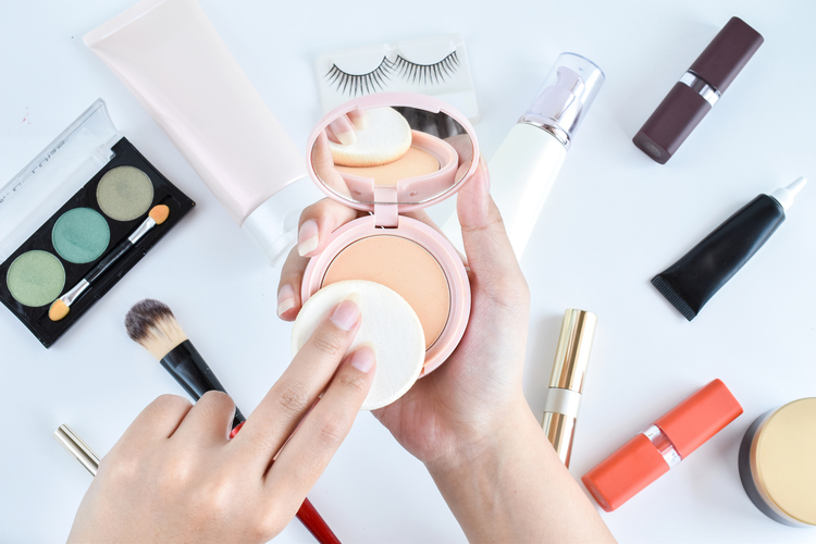 Sering Dilakukan, Ini 4 Kesalahan Saat Menggunakan Compact Powder